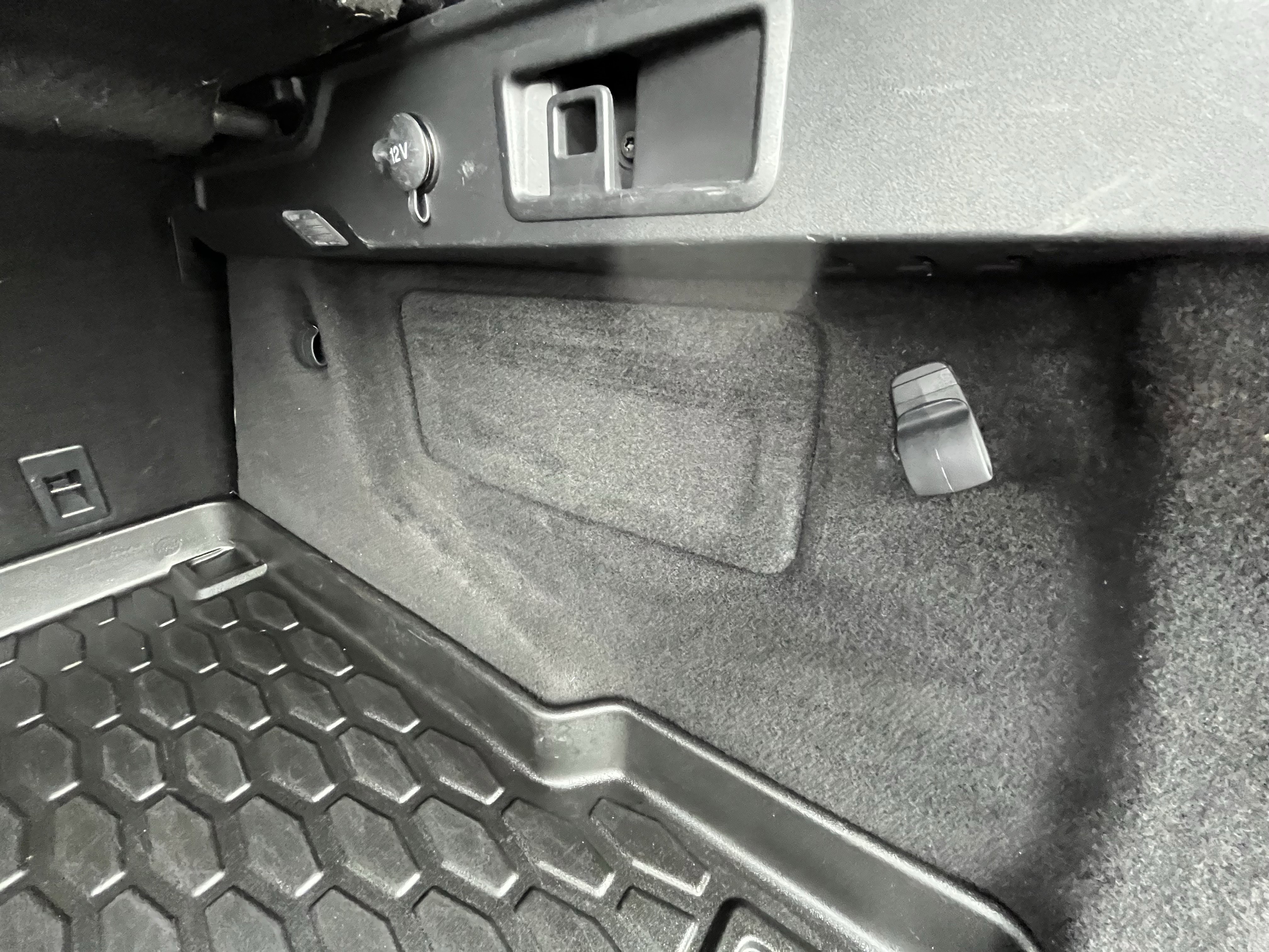 Used 2018 Jaguar F-PACE Premium image 36