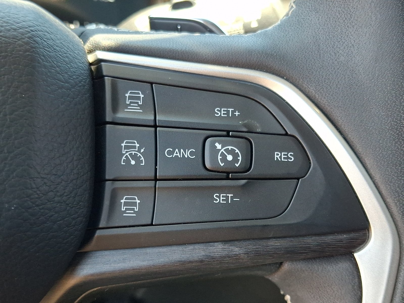 Certified 2023 Jeep Grand Cherokee L Limited w/ Black Appearance Package AWD/4WD image 25