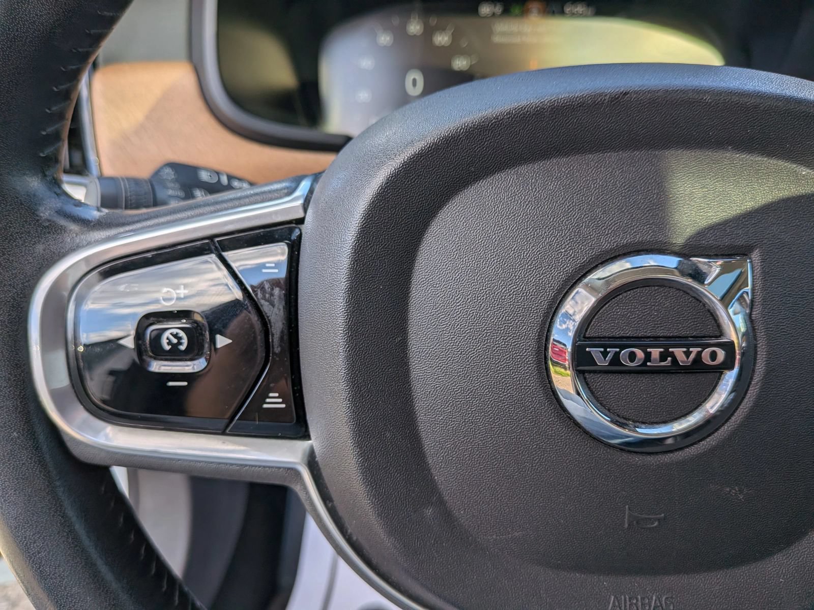 Used 2018 Volvo S90 T8 Inscription w/ Convenience Package AWD/4WD image 59