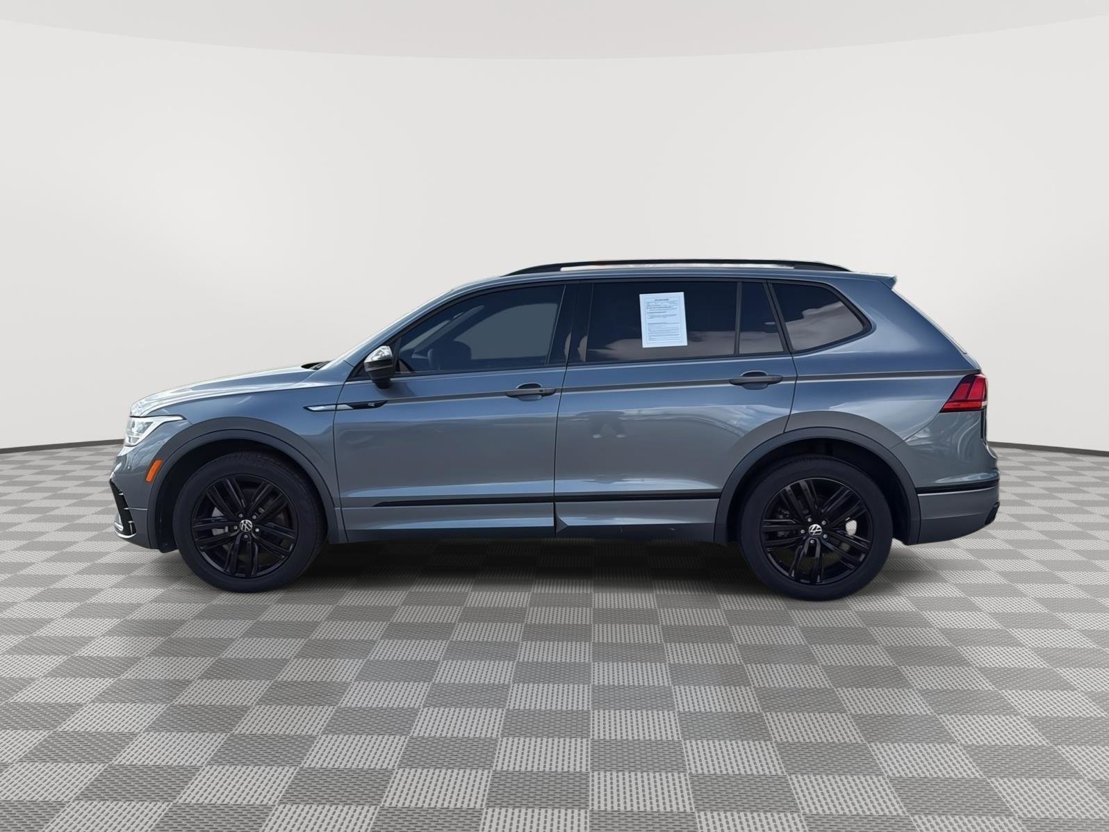 Used 2022 Volkswagen Tiguan SE R-Line image 2