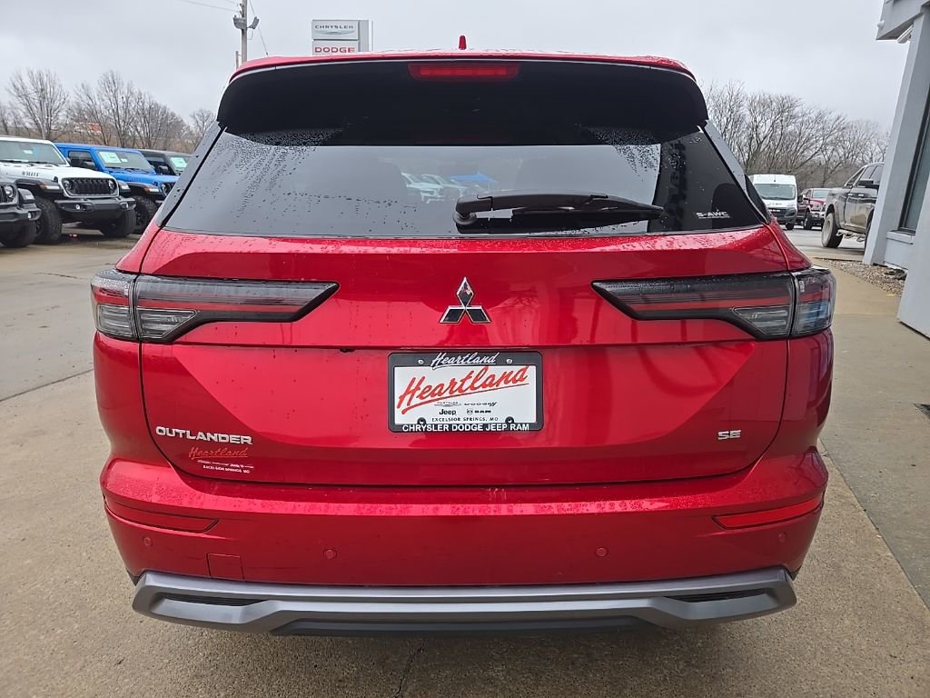 Used 2025 Mitsubishi Outlander SE image 9