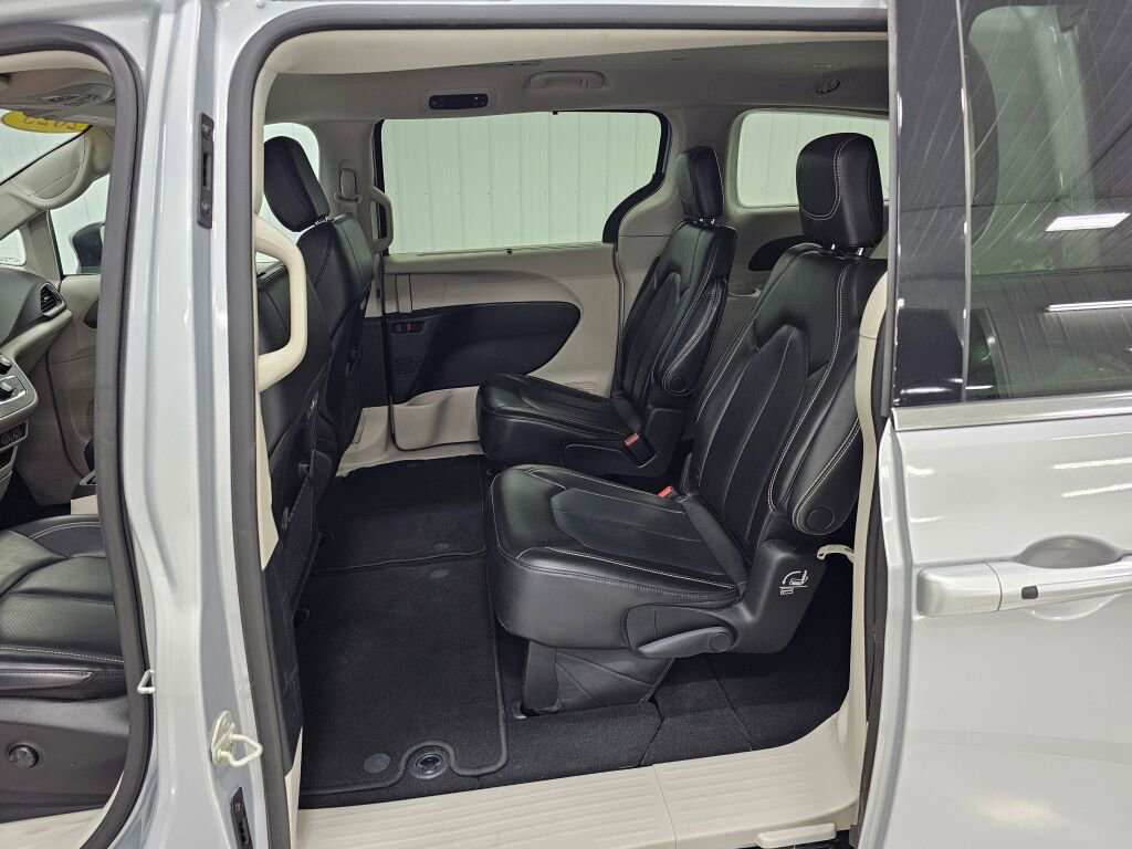 Used 2023 Chrysler Pacifica Touring-L image 13