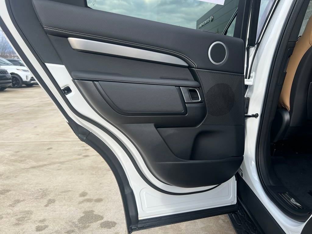 New 2025 Land Rover Discovery Dynamic SE image 12