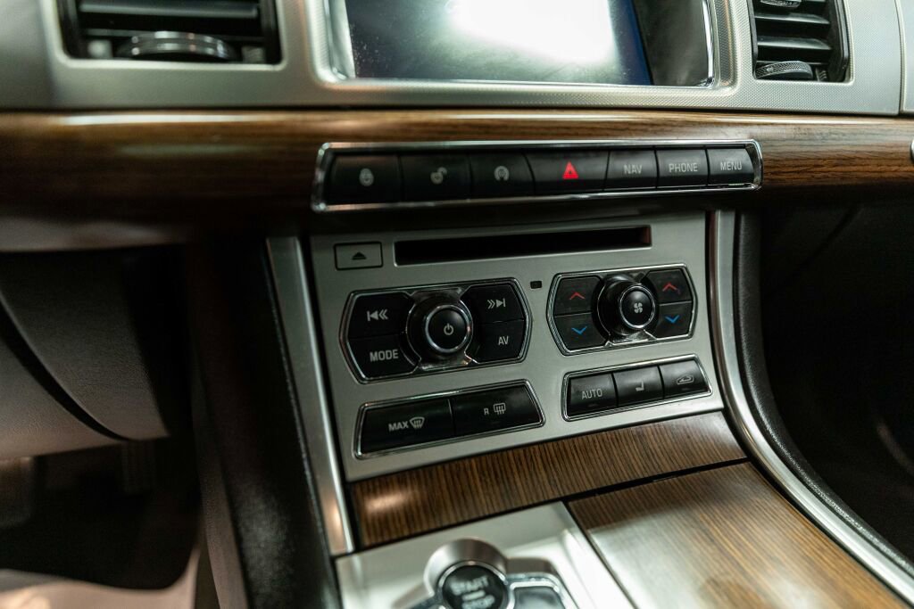 Used 2015 Jaguar XF Sport image 12