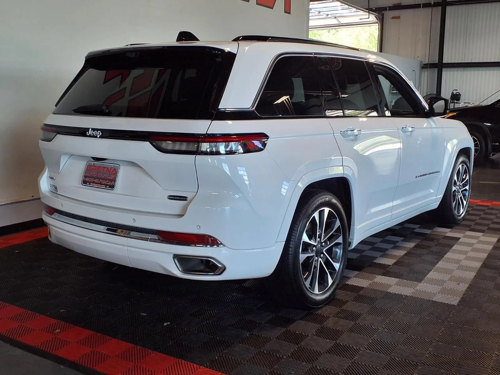 Used 2023 Jeep Grand Cherokee Overland w/ Luxury Tech Group IV AWD/4WD image 7