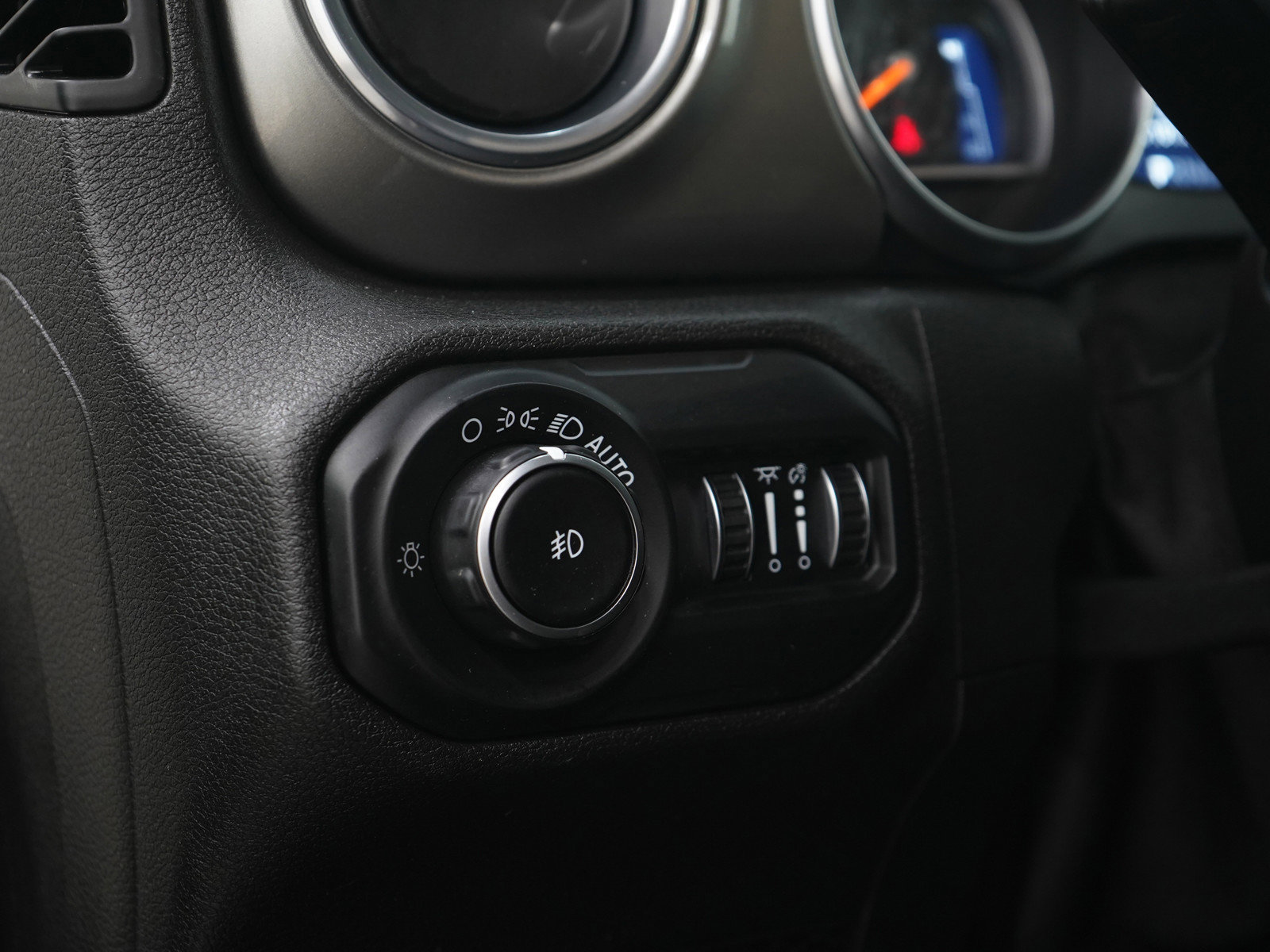 Used 2019 Jeep Wrangler Unlimited Sahara w/ Uconnect 4C Nav & Sound Group AWD/4WD image 24