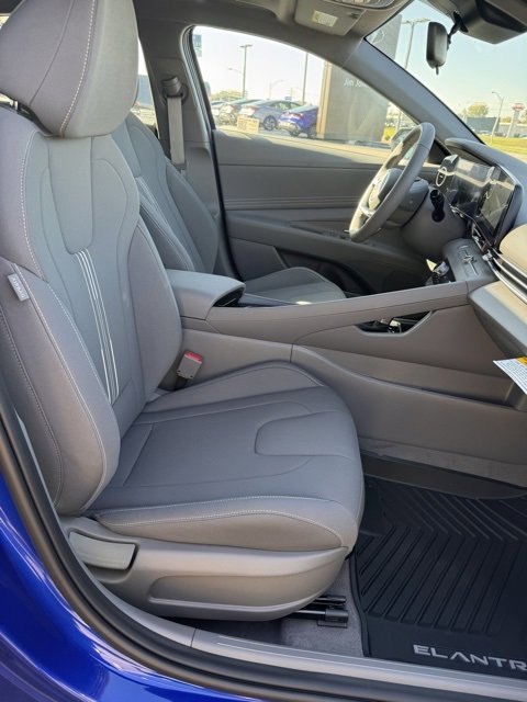 Used 2025 Hyundai Elantra SEL image 12