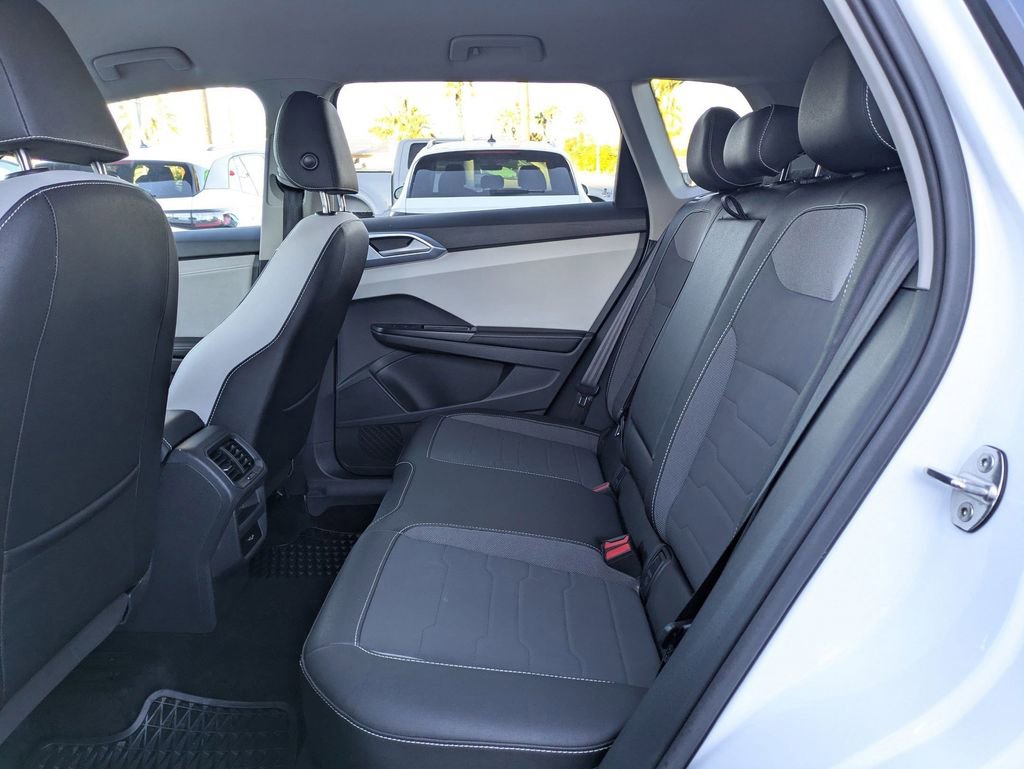 Certified 2025 Volkswagen Taos SE FWD image 17