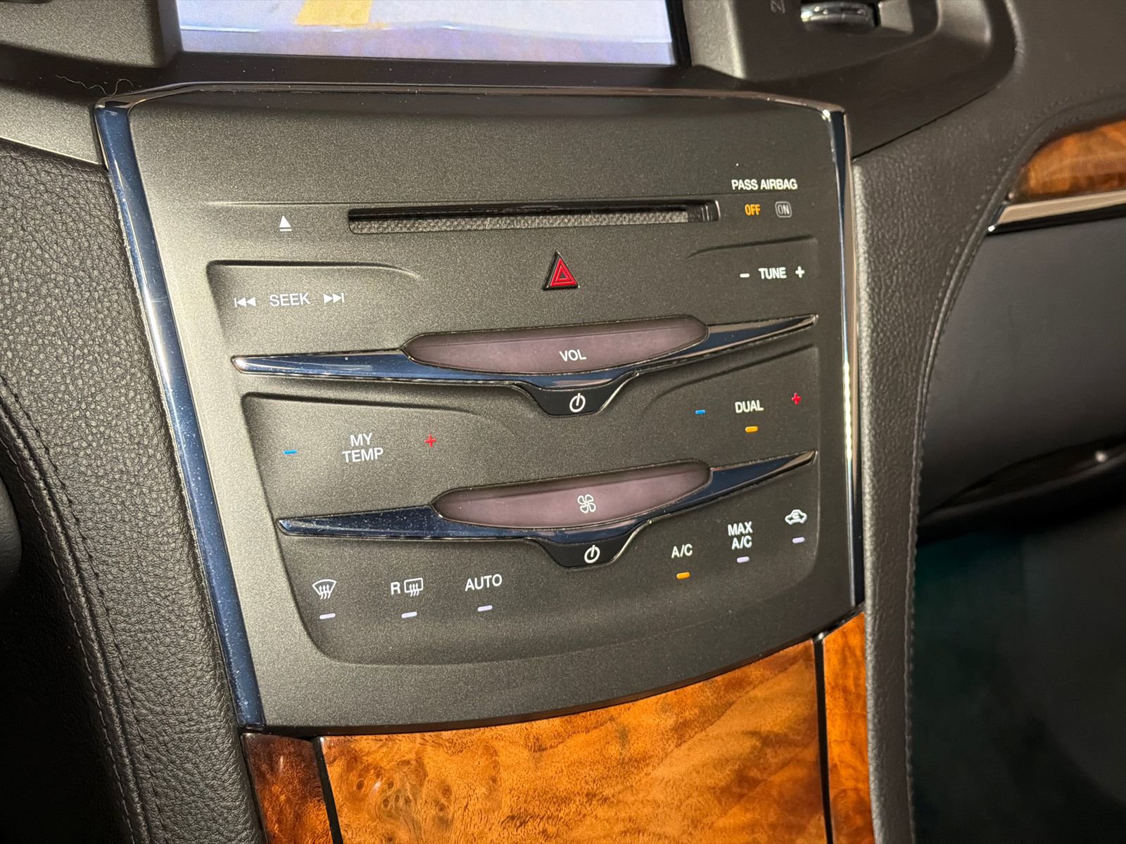 Used 2015 Lincoln MKS AWD w/ Equipment Group 101A image 25