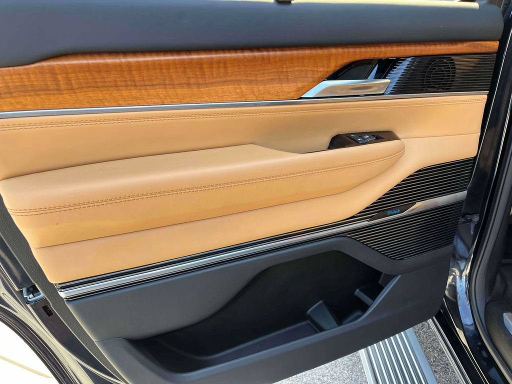 Used 2022 Jeep Grand Wagoneer Series III w/ Rear-Seat Entertainment Group AWD/4WD image 6