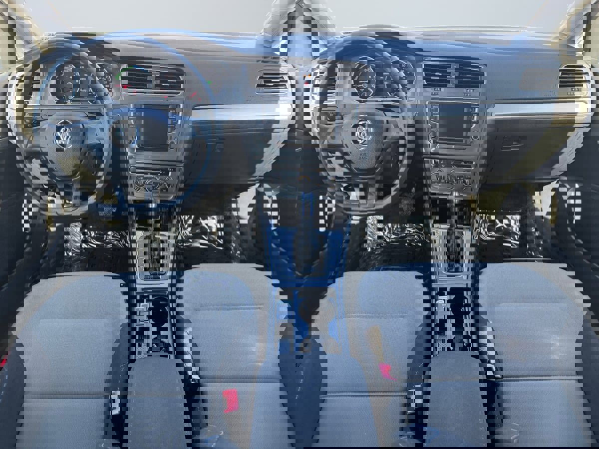 Used 2016 Volkswagen e-Golf SE w/ DC Fast Charging Package image 10