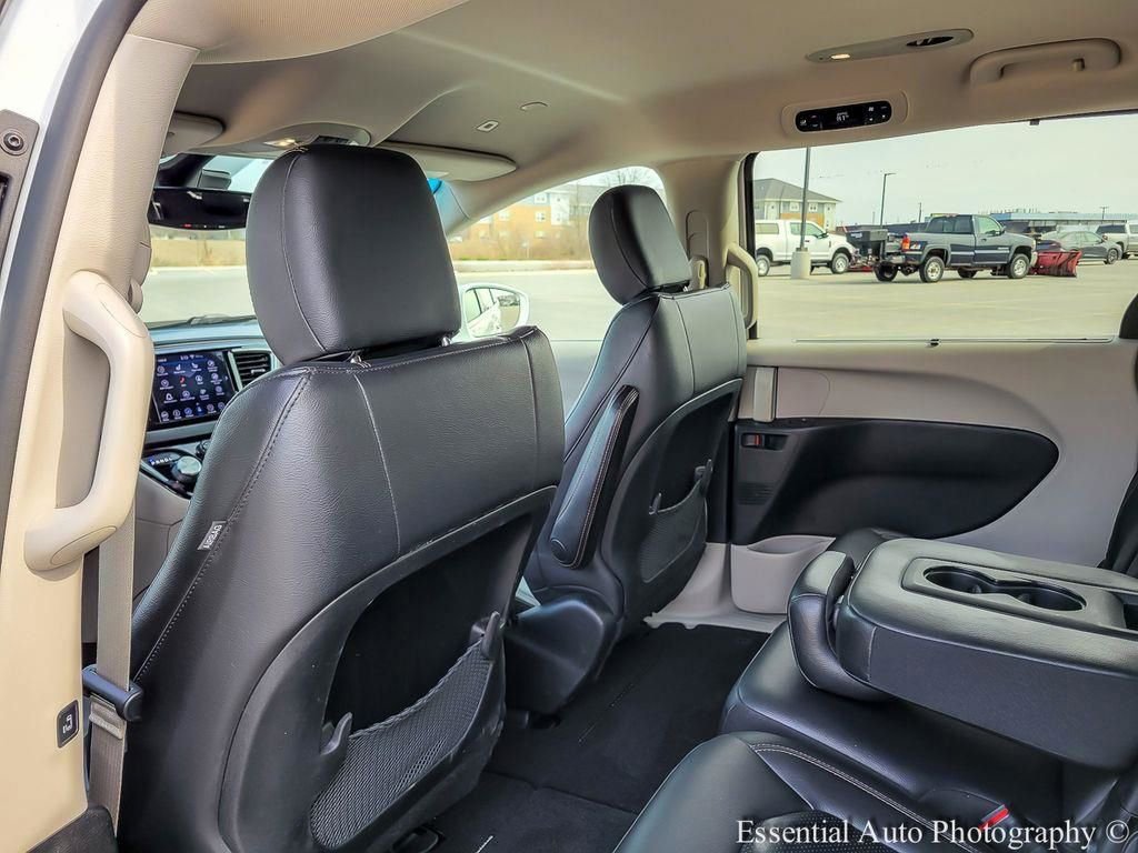 Used 2019 Chrysler Pacifica Touring-L w/ Advanced Safetytec Group image 12