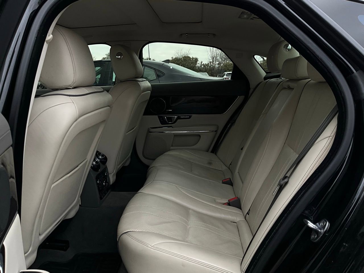 Used 2016 Jaguar XJ R-Sport image 12