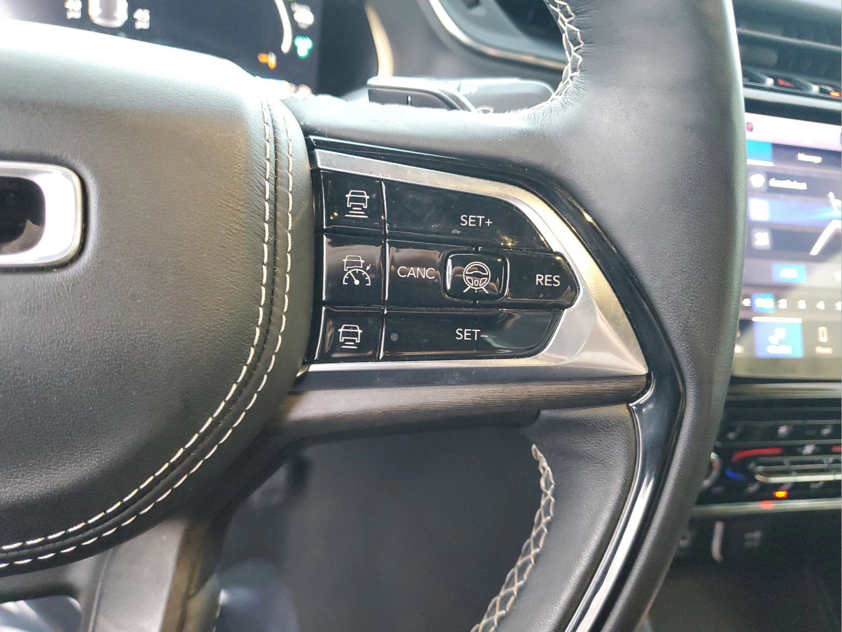 Used 2024 Jeep Grand Cherokee Overland w/ Advanced Protech Group III image 26