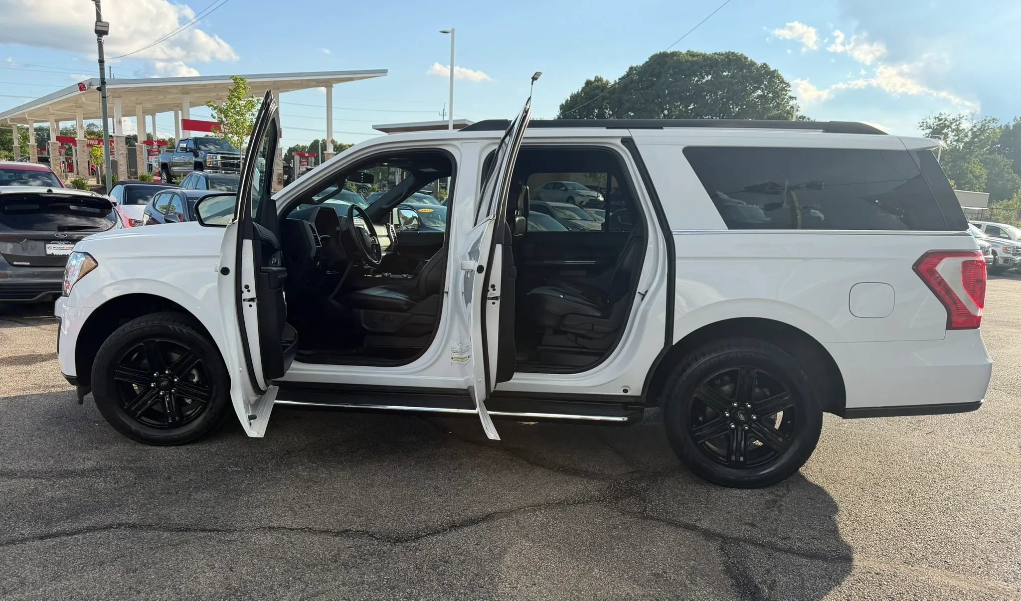 Used 2020 Ford Expedition Max XLT w/ Equipment Group 202A AWD/4WD image 11