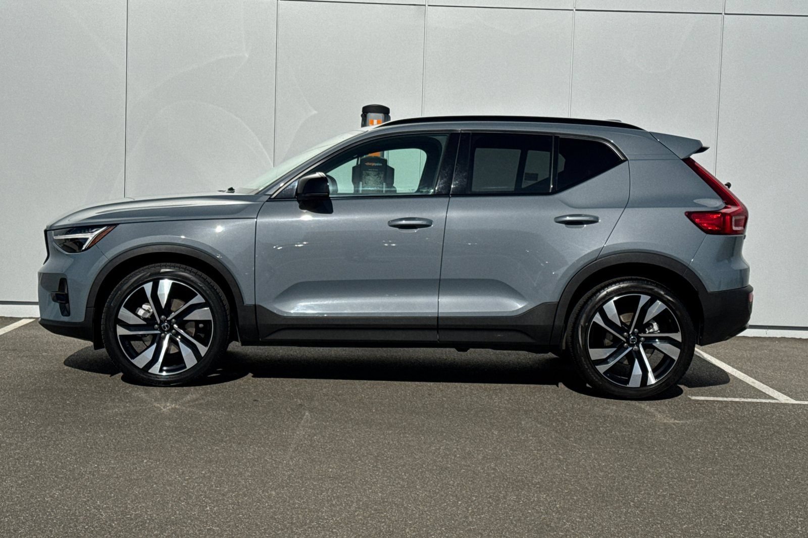 Used 2023 Volvo XC40 B5 Plus w/ Protection Package Premier AWD/4WD image 2