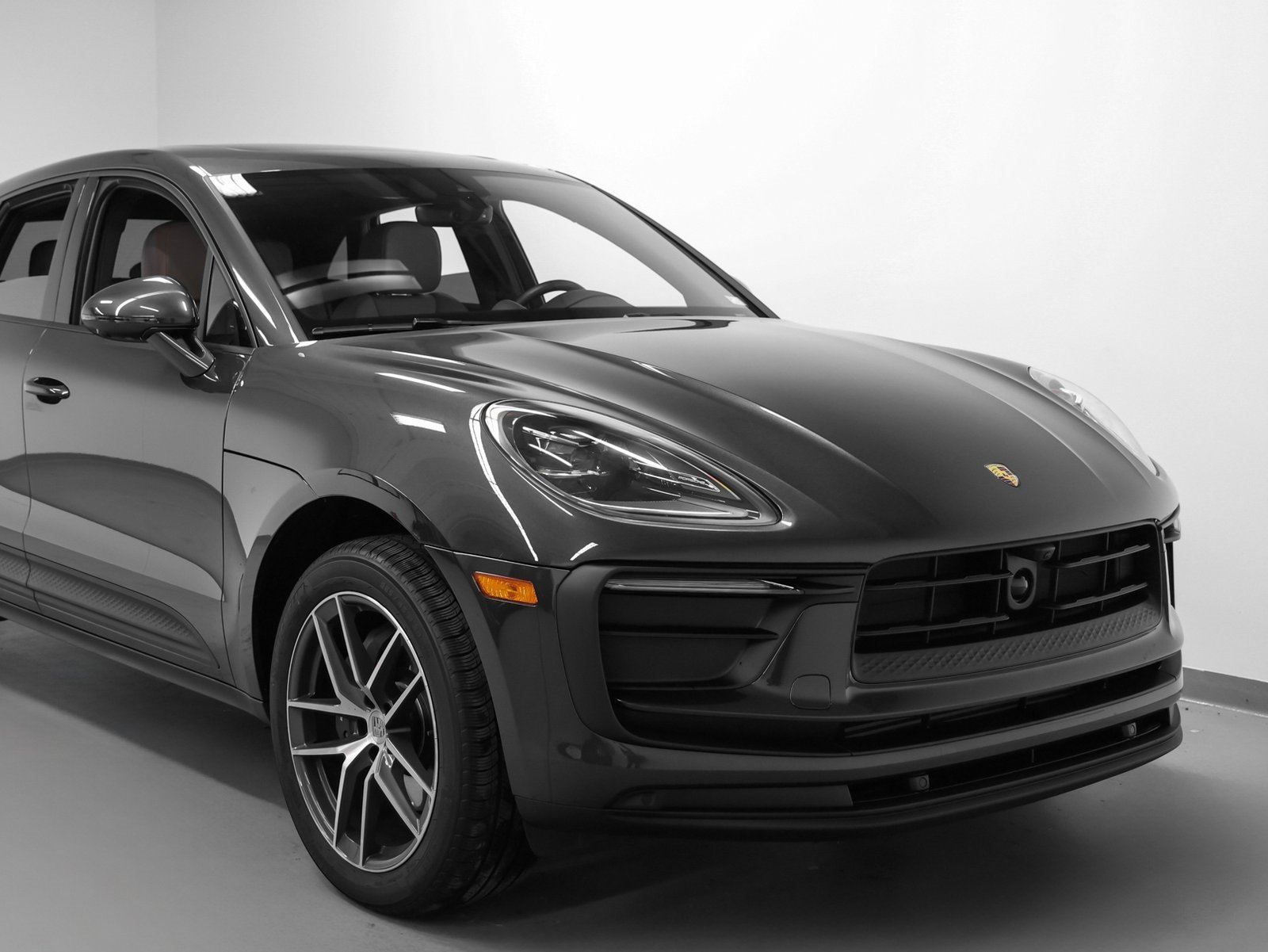 Used 2025 Porsche Macan image 9