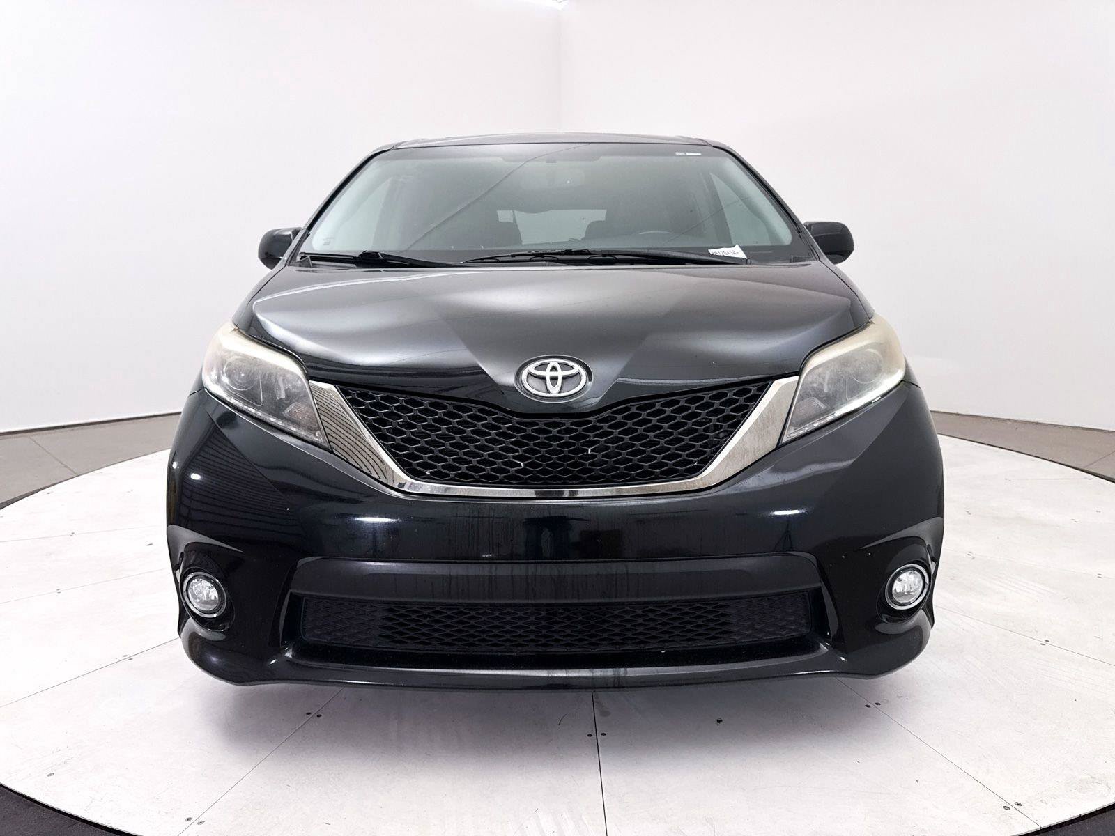 Used 2017 Toyota Sienna SE Premium FWD image 2