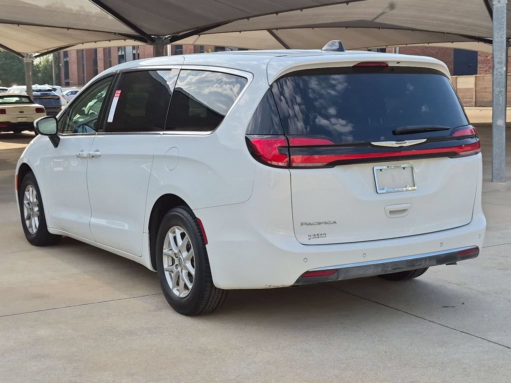 Used 2023 Chrysler Pacifica Touring-L FWD image 5