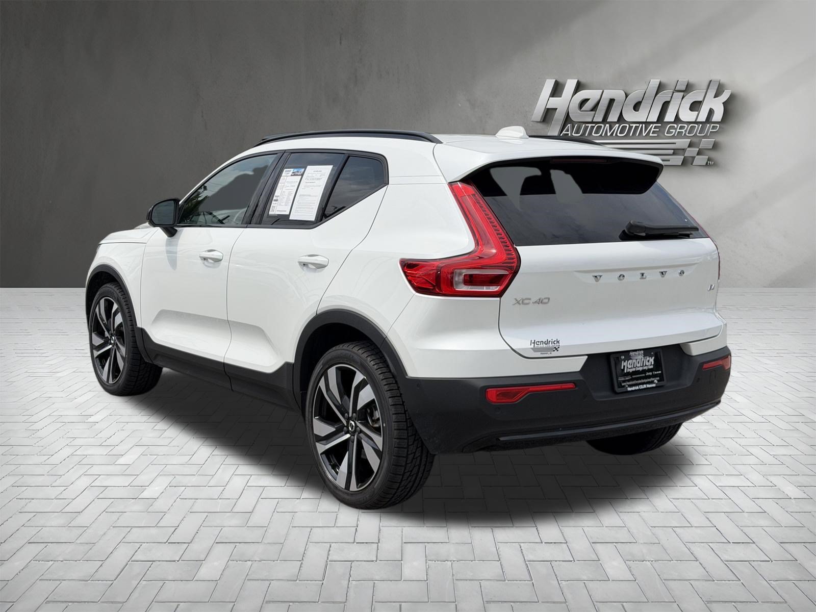 Used 2023 Volvo XC40 B4 Plus w/ Climate Package FWD image 8