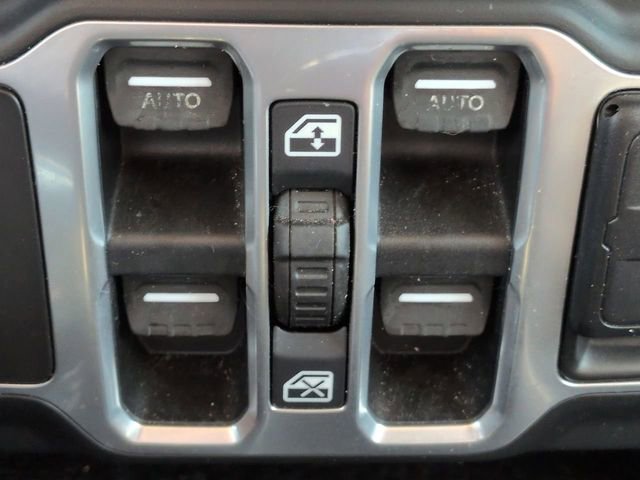 Used 2018 Jeep Wrangler Unlimited Sahara AWD/4WD image 22