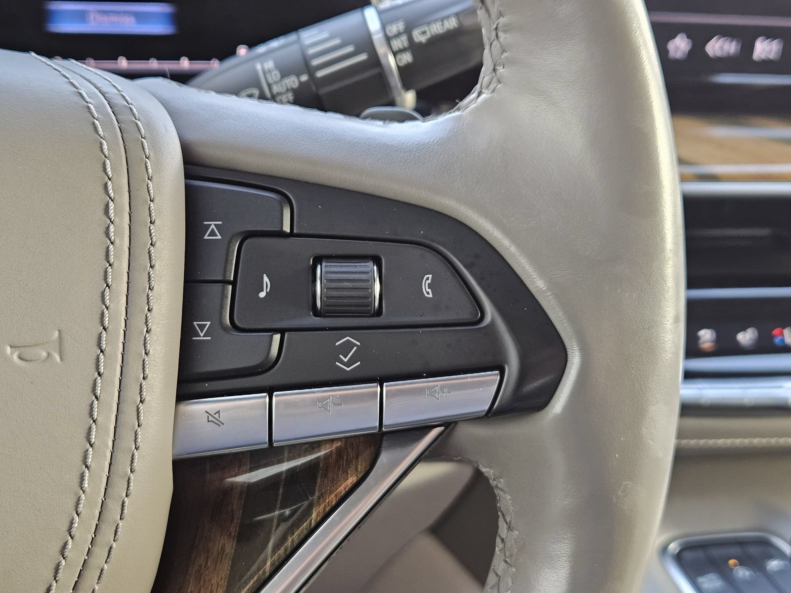 Used 2021 Cadillac Escalade Premium Luxury Platinum AWD/4WD image 26