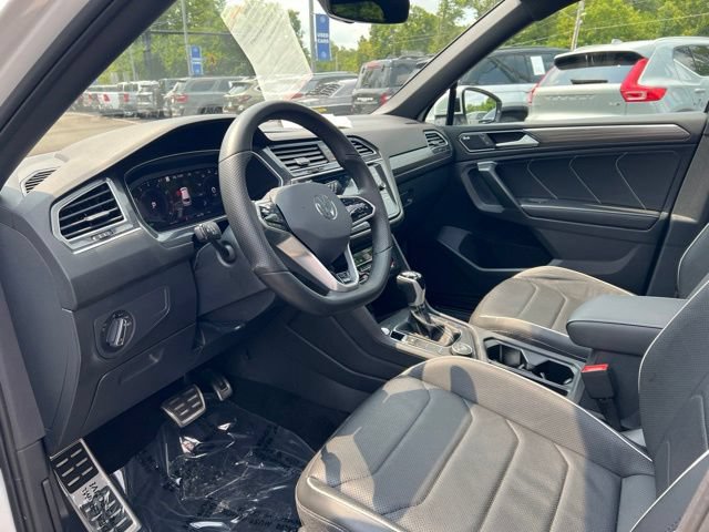 Used 2024 Volkswagen Tiguan SEL R-Line AWD/4WD image 2