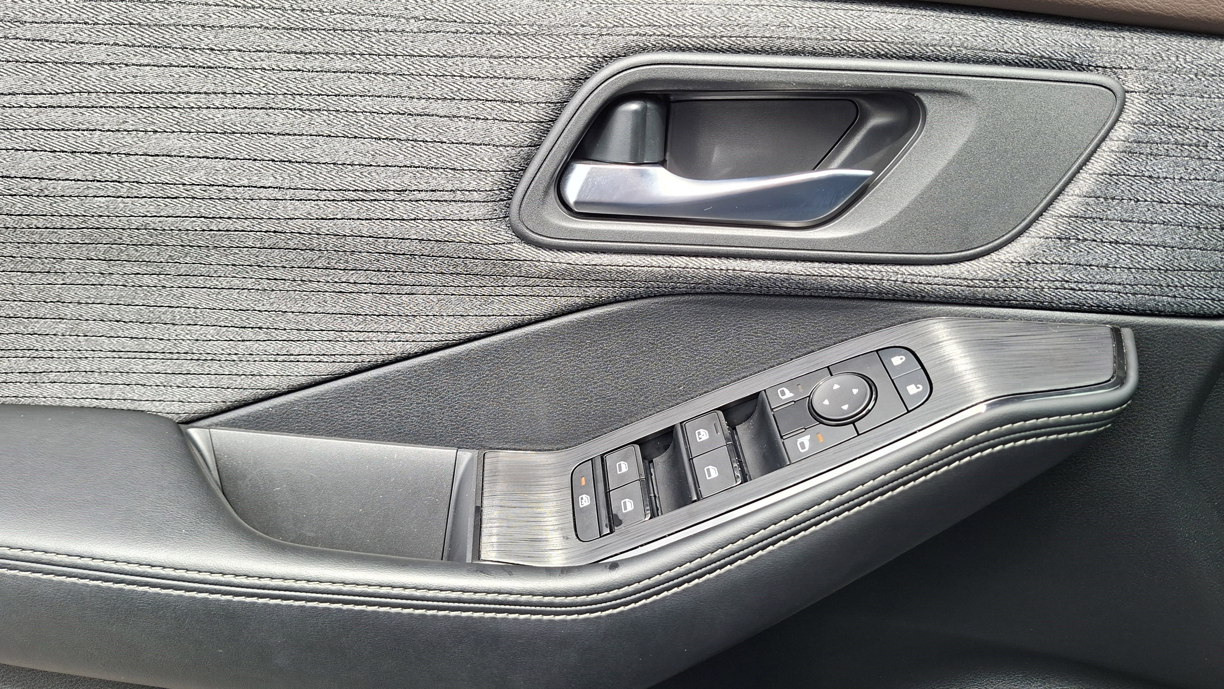 Used 2023 Nissan Rogue SV image 16