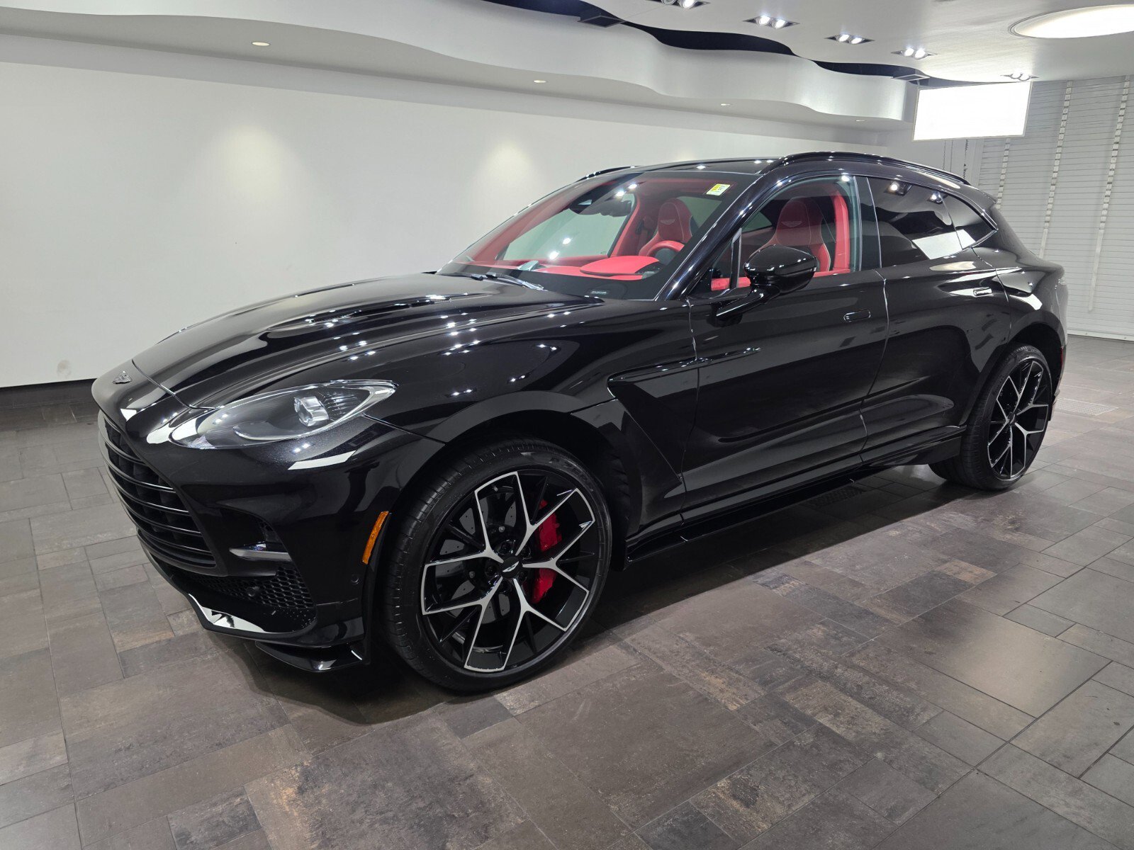 Used 2025 Aston Martin DBX 707 image 25