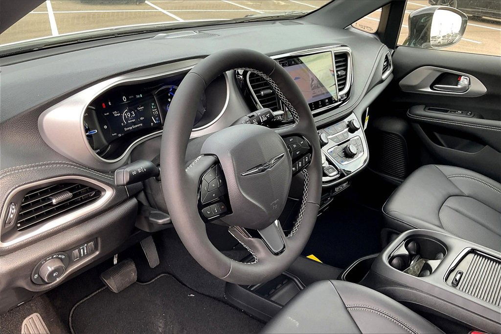 New 2024 Chrysler Pacifica Select w/ Uconnect Theater Family Group image 6