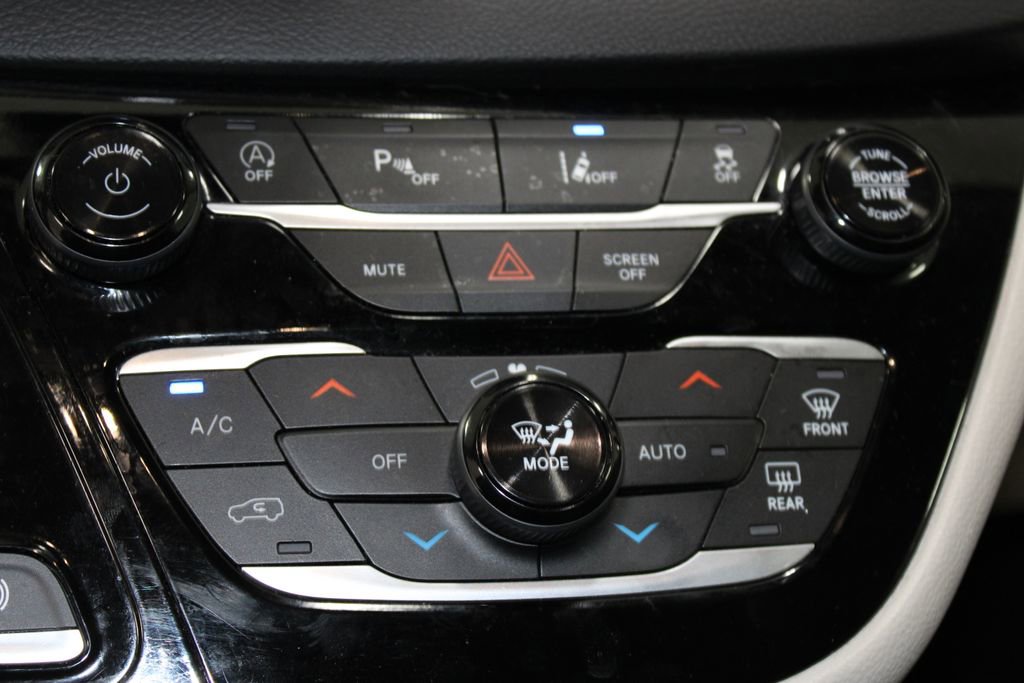 Used 2024 Chrysler Pacifica Touring-L image 33