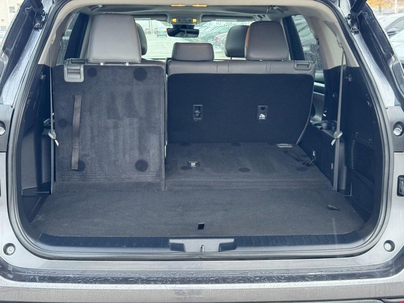 Used 2023 Toyota Highlander XLE image 4