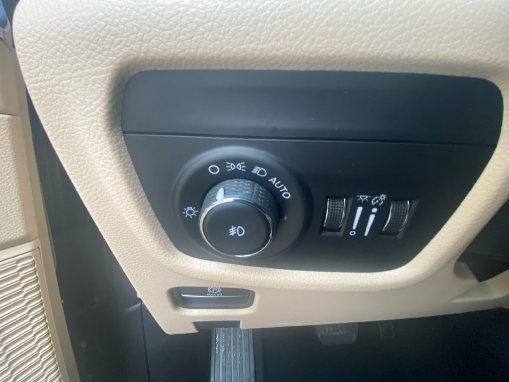Used 2024 Jeep Grand Cherokee Limited AWD/4WD image 19