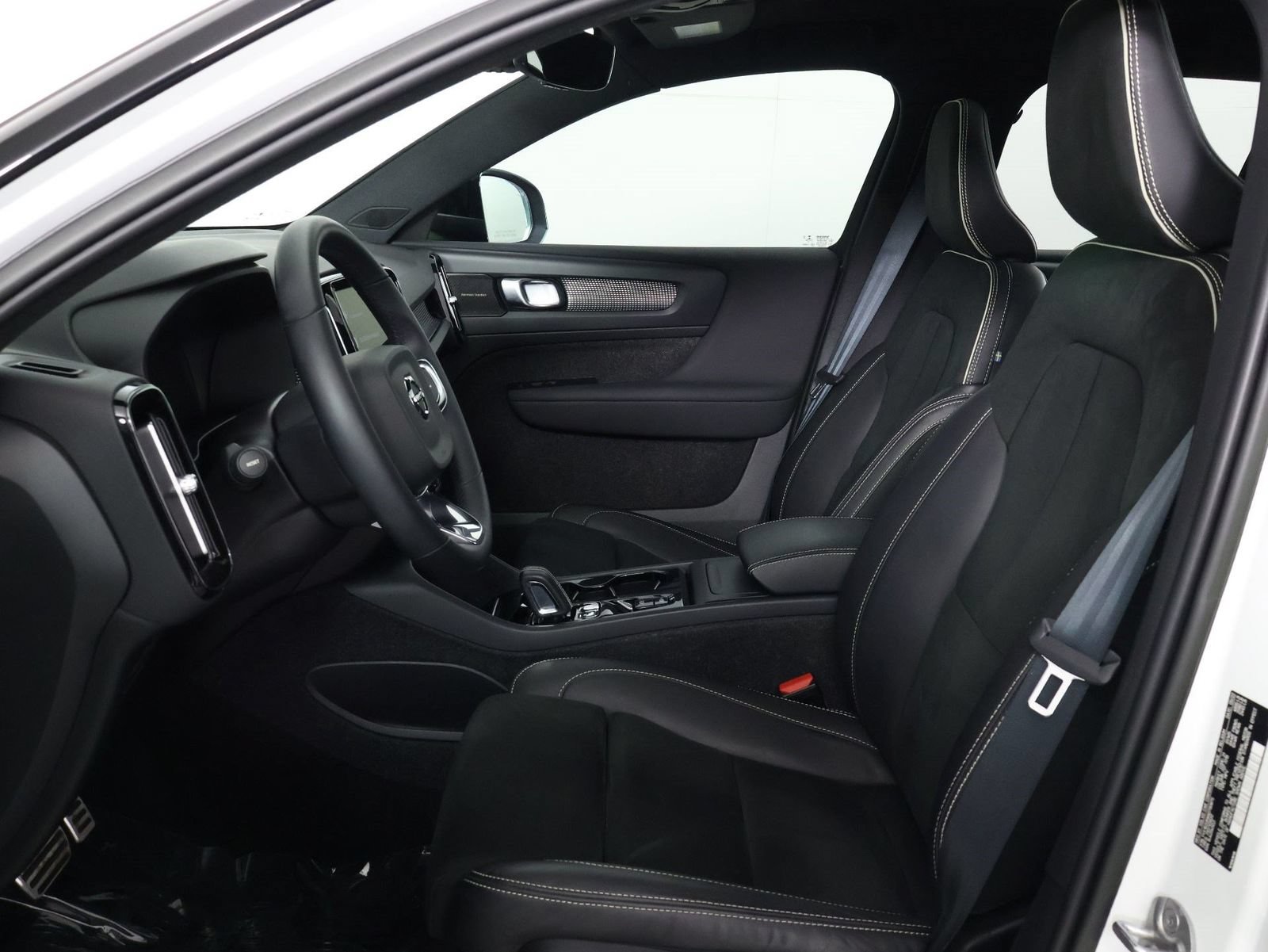 Certified 2022 Volvo XC40 T5 R-Design w/ Advanced Package AWD/4WD image 30