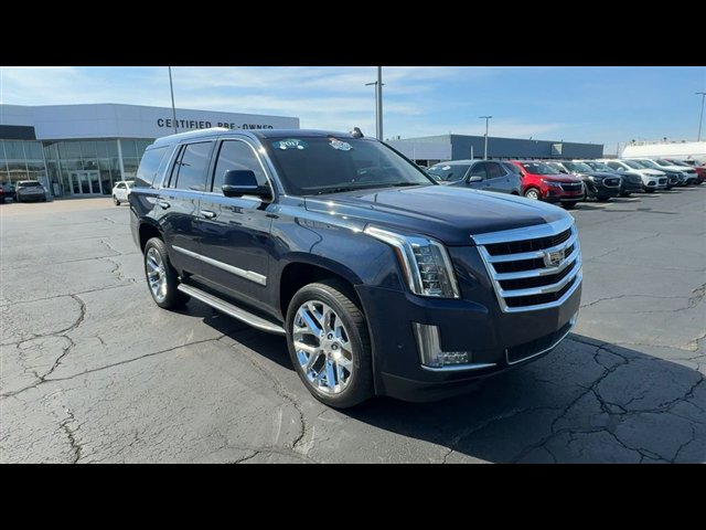 Used 2017 Cadillac Escalade Luxury image 2