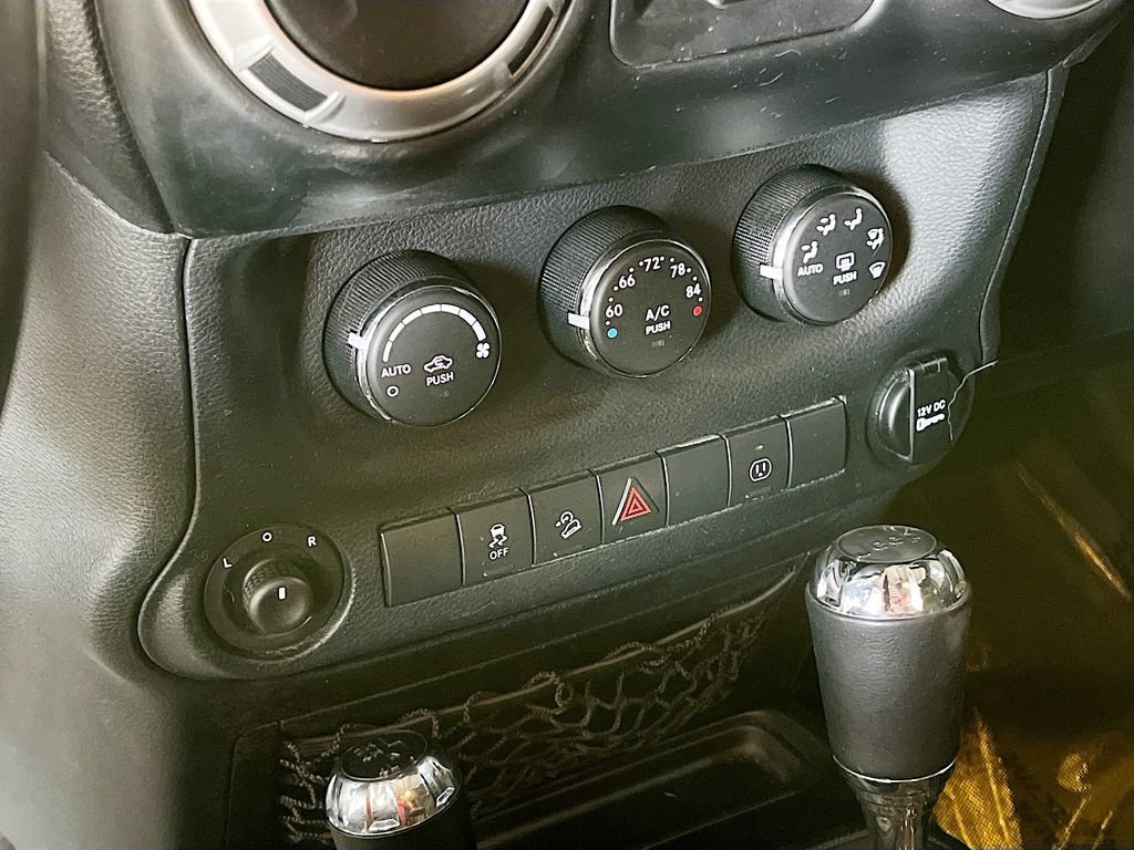 Used 2014 Jeep Wrangler Unlimited Sahara w/ Connectivity Group AWD/4WD image 13