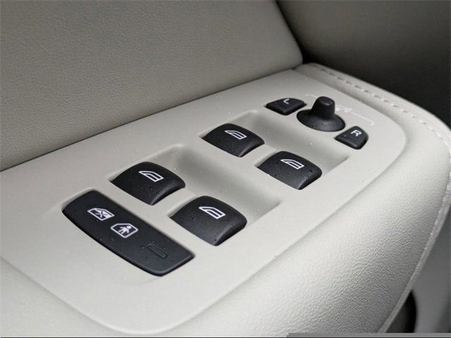 New 2025 Volvo XC60 B5 Plus w/ Climate Package image 24