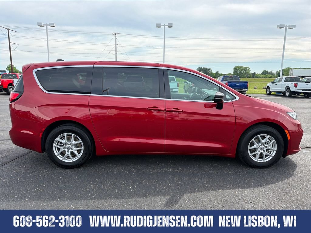Used 2025 Chrysler Pacifica Select FWD image 6