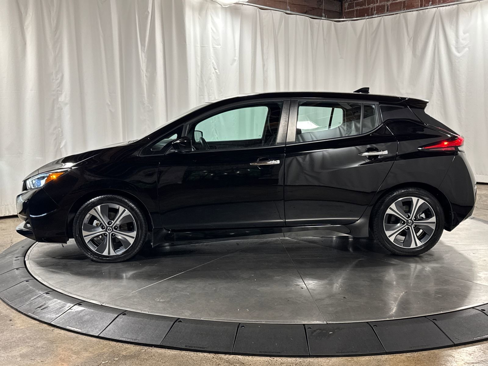 Used 2020 Nissan Leaf SV w/ SV Technology Package FWD image 8