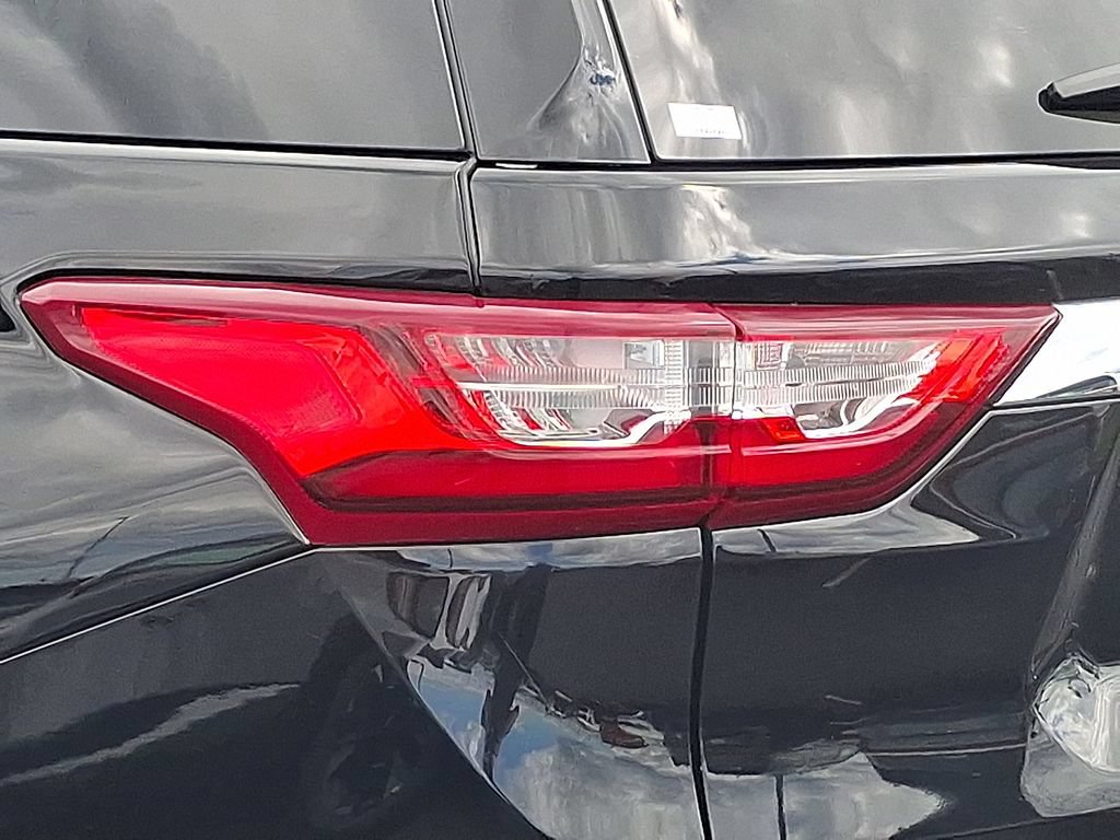 Used 2021 Chevrolet Traverse LS FWD image 11