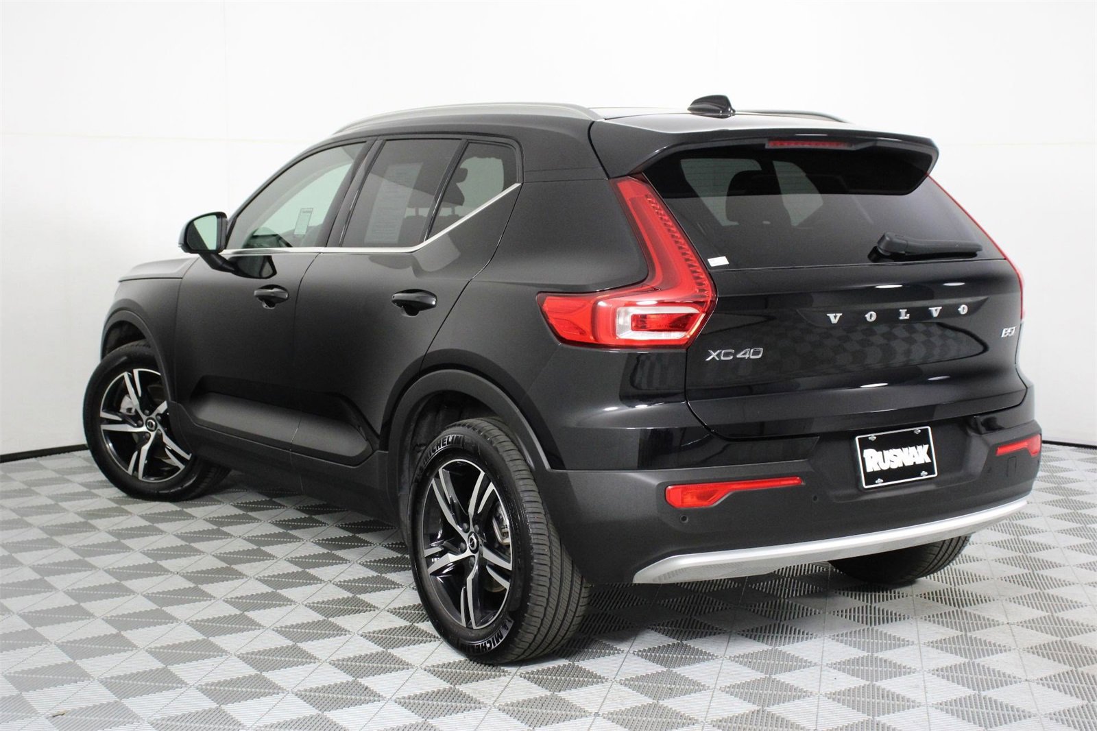 Certified 2025 Volvo XC40 B5 Core image 2