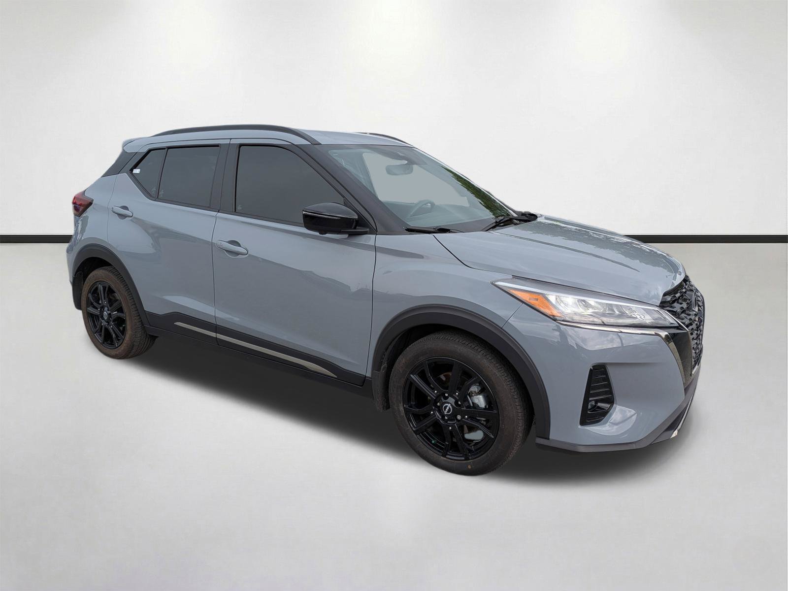 Used 2022 Nissan Kicks SR w/ Interior Electronics Package FWD image 2