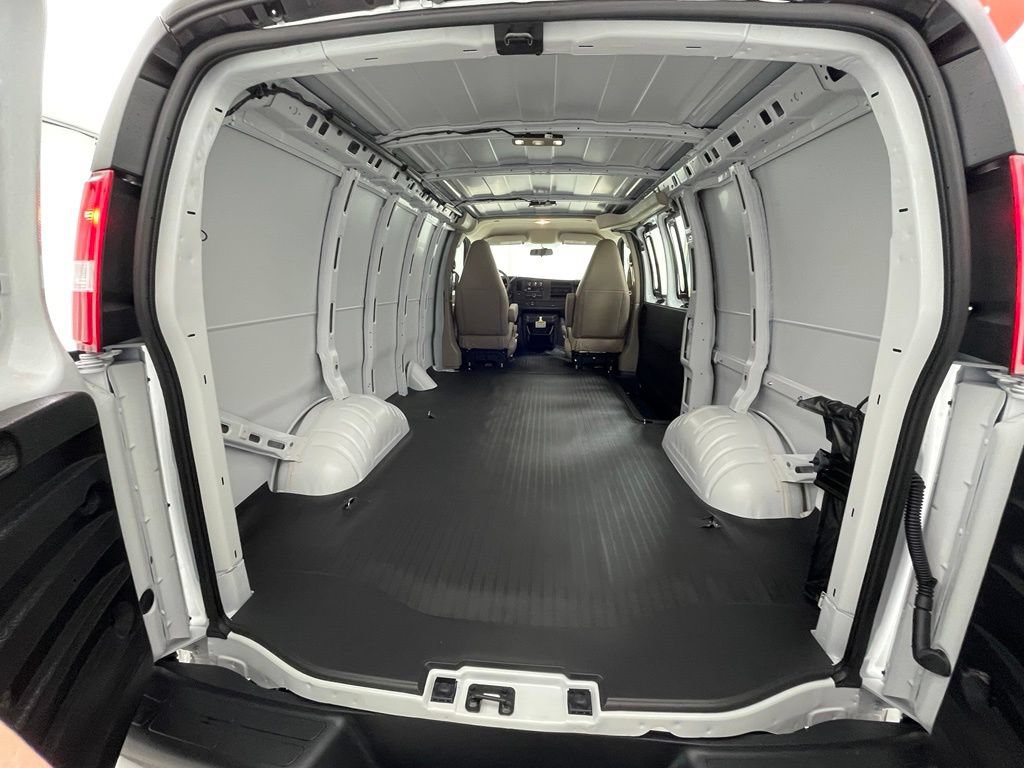 New 2026 GMC Savana 2500 RWD image 6