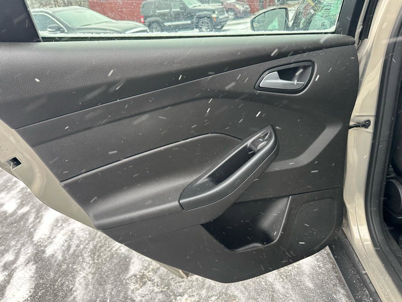 Used 2016 Ford Focus SE w/ SE Cold Weather Package image 29