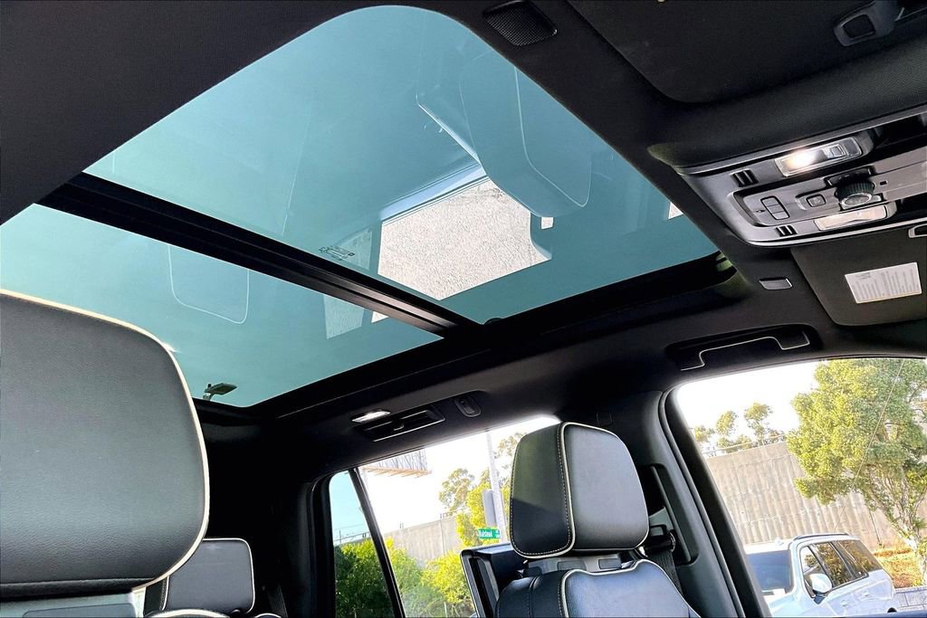 Used 2022 GMC Yukon SLT w/ SLT Premium Package image 13