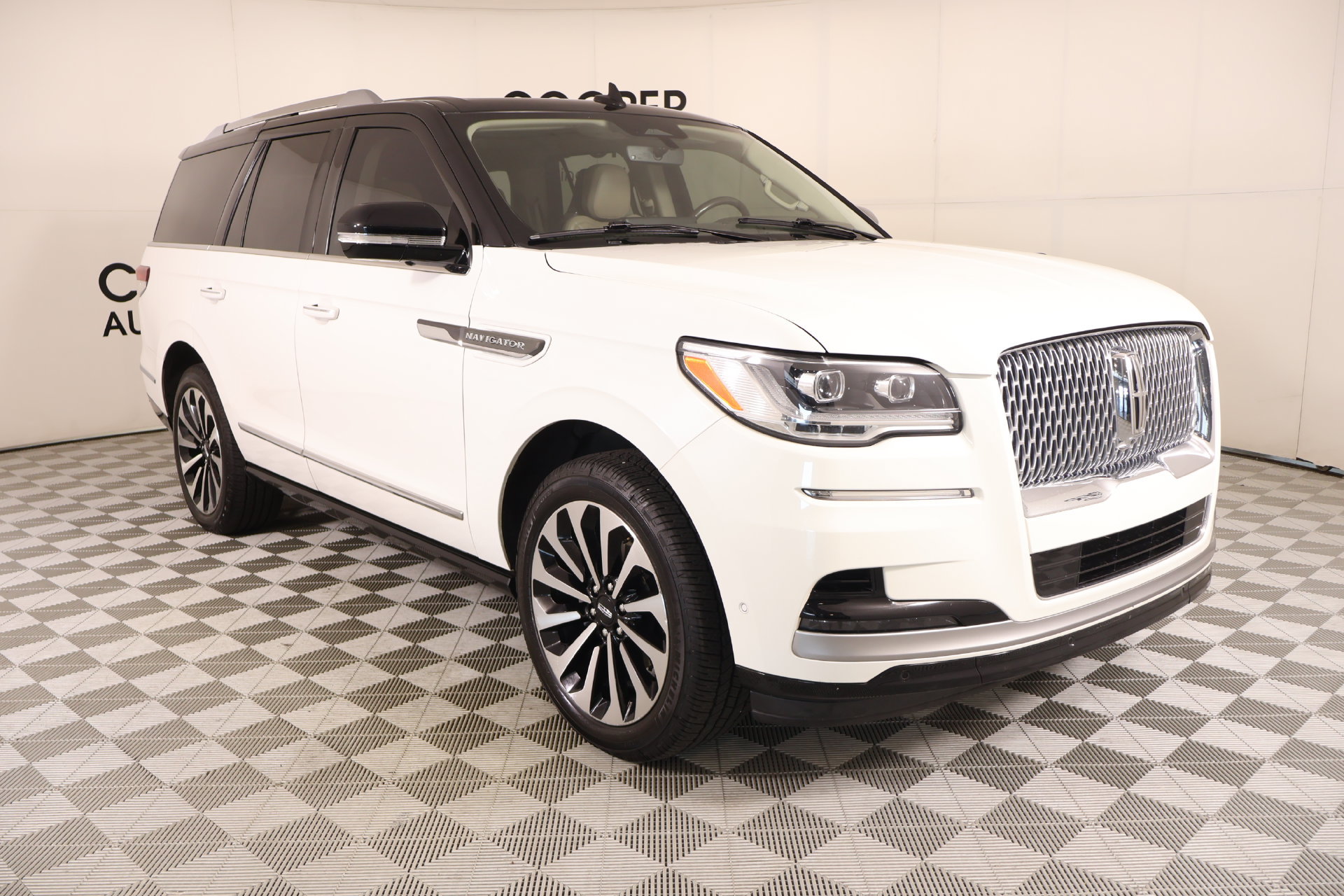 Used 2023 Lincoln Navigator Reserve AWD/4WD image 1