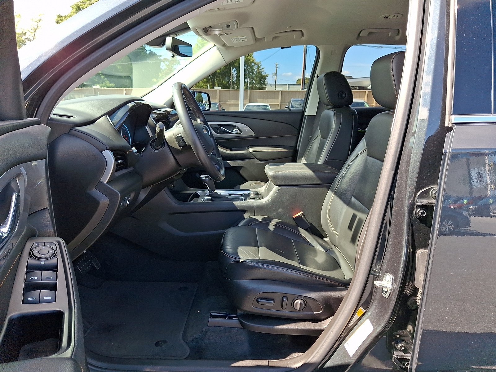 Used 2020 Chevrolet Traverse LT w/ LT Premium Package FWD image 16