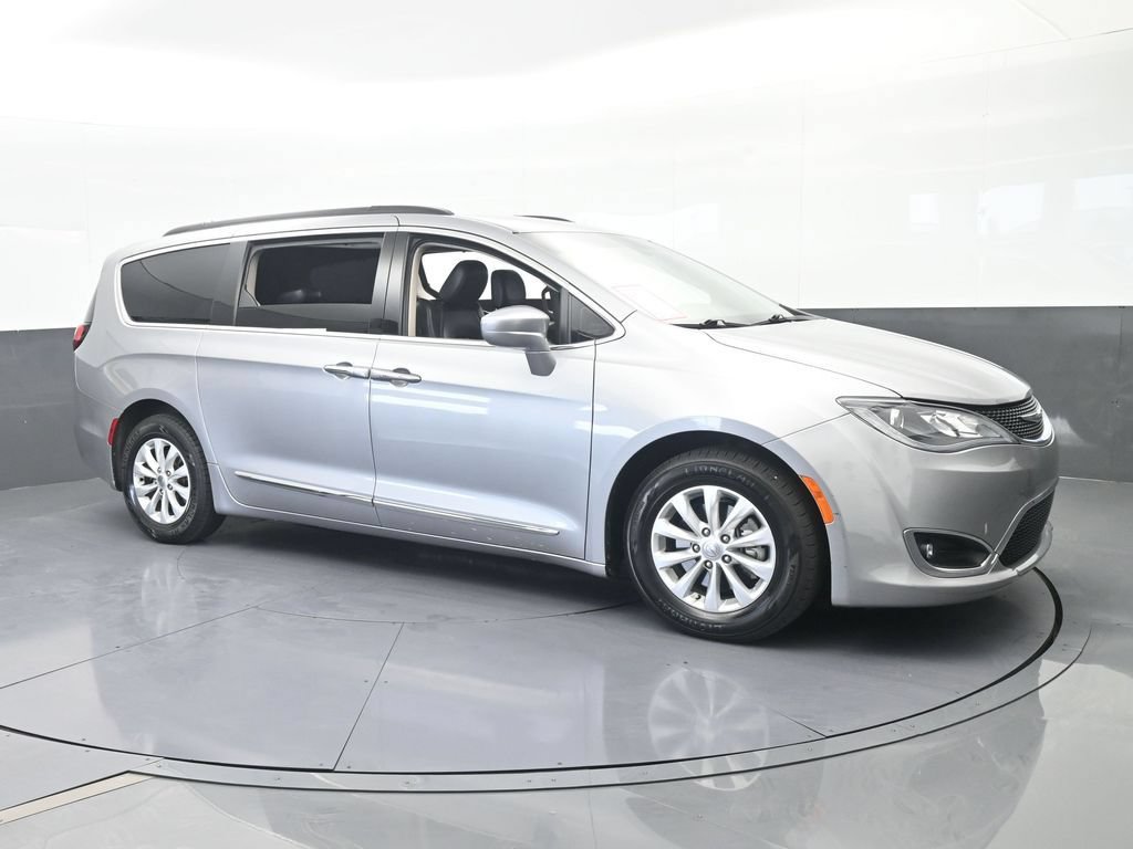 Used 2017 Chrysler Pacifica Touring-L FWD image 8