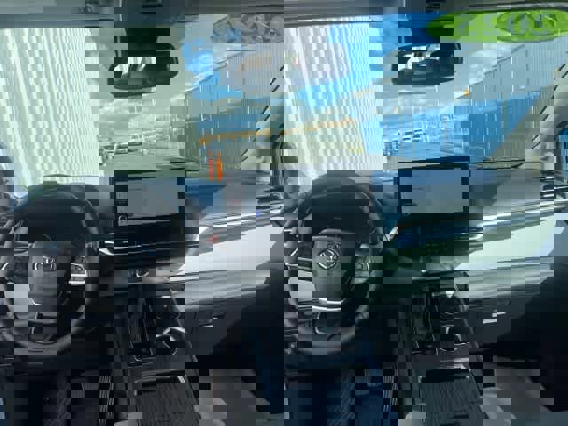 Used 2025 Toyota Sienna XLE w/ XLE Plus Package image 18