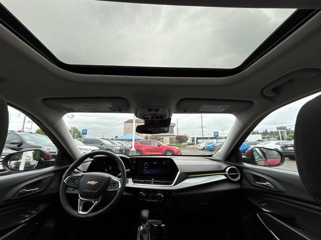 Used 2025 Chevrolet Trax LT w/ Sunroof Package FWD image 33